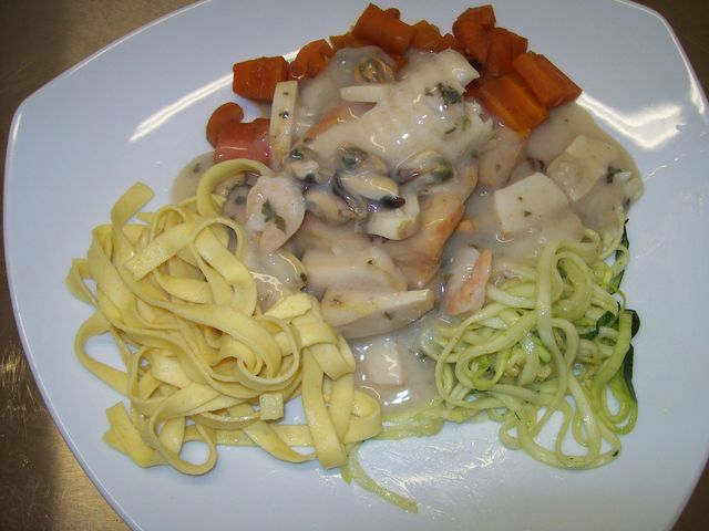 Feuilleté de fruits de mer,spaghetti de courgettes,carottes braisées