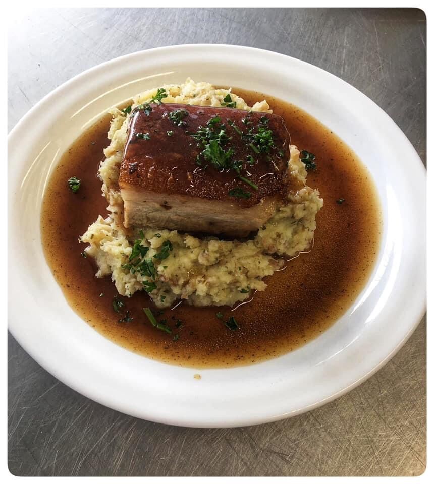 Pečený bůček na zázvoru s nastavenou kaší. 