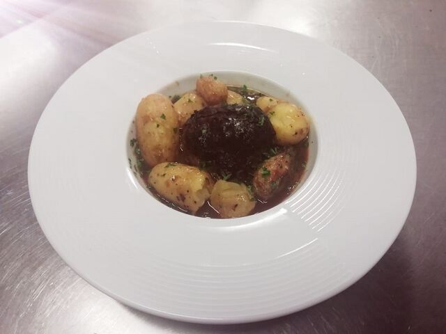 Caillette Ardéchoise pommes de terre grenailles cuites au sel de Guérande et sauce St Joseph