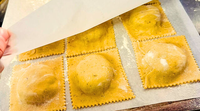 Raviole maison en pâte fraîche, cœur fondant & jus finement travaillé