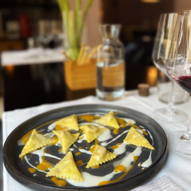Ravioli di faraona ,zola e albicocche 