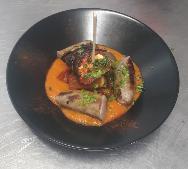 Saucisse Bretonne, tian de légumes et coulis de tomates
