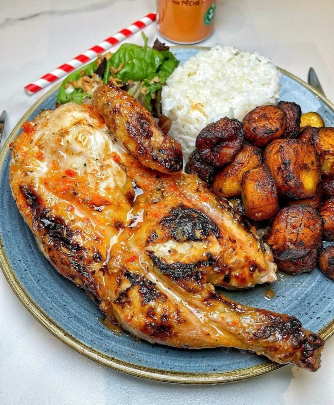 Demi poulet  braisé d'origine Française mariné et cuit à la braise