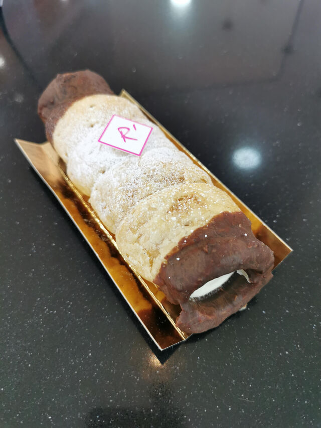 Le Cannoli :
Pâte feuilletée, crème diplomate à la vanille.
