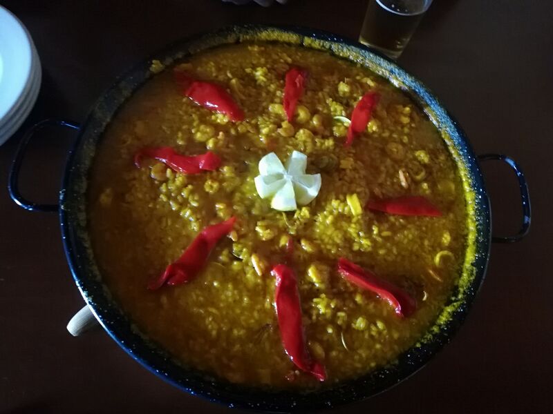 Todo los domingos tenemos paella gratis para nuestros clientes.
También hacemos por encargos.