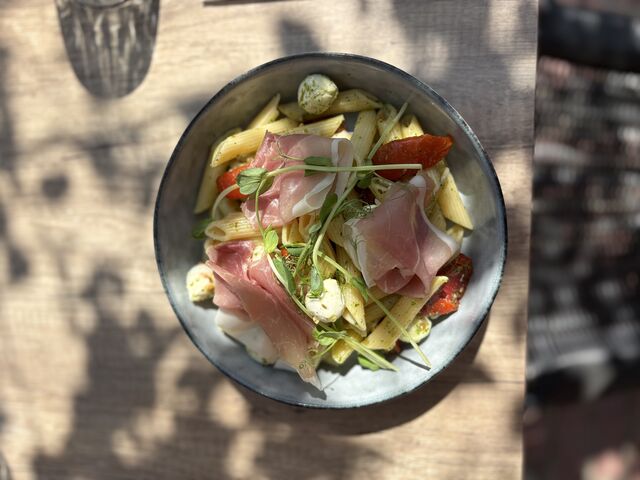 Salade de penne, pesto de roquette, jambon Italien et billes de mozza