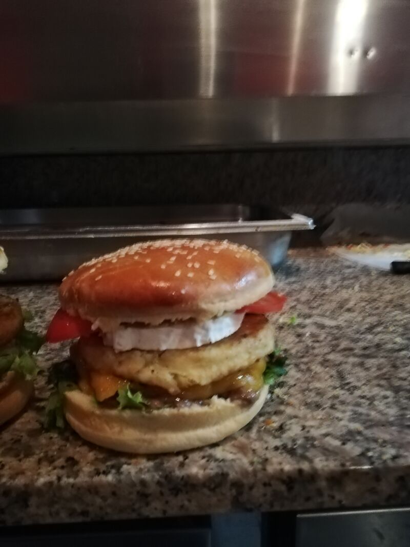 Notre burger chèvre au prix de 8.50 euros. 