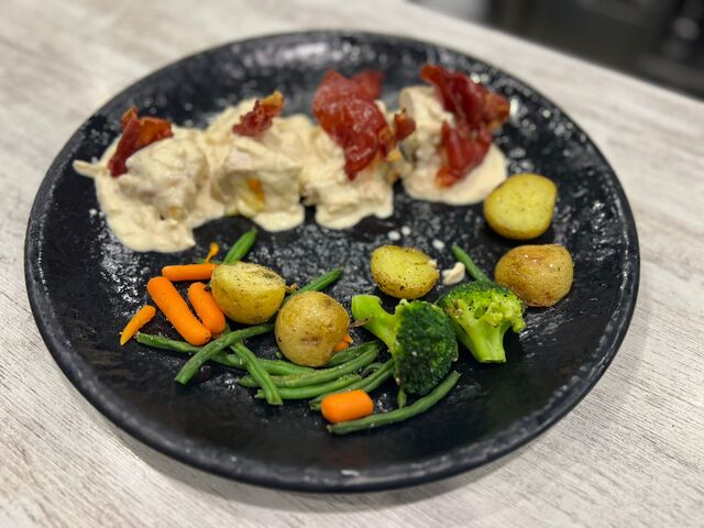 Filete de pollo relleno de queso de cabra,dátiles y salsa de almendras