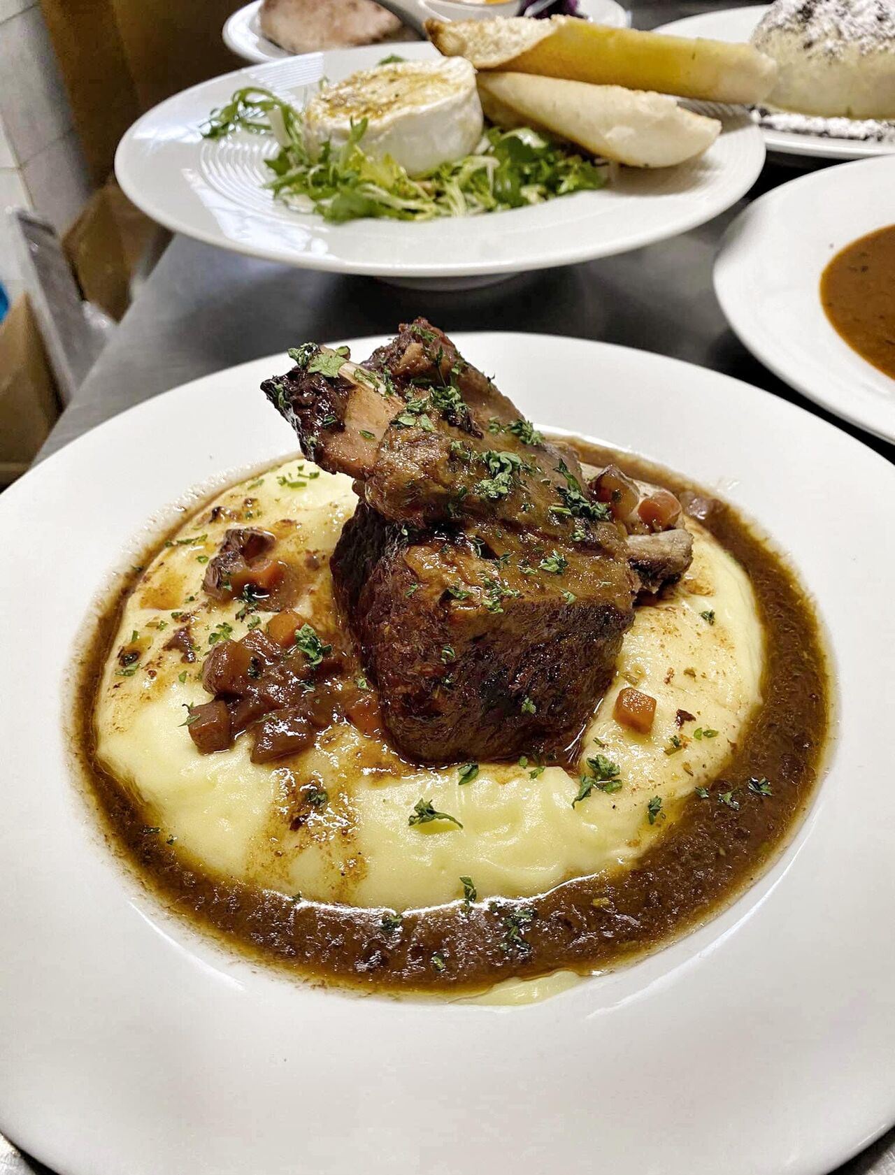 Hovězí žebírko na kořenové zelenině a červeném víně