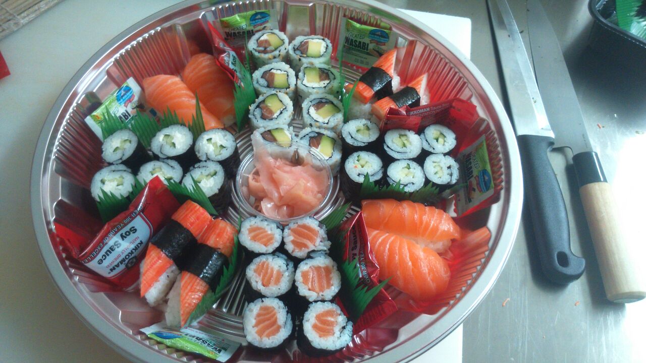 Plateau sushis sur commande
Sushis saumon , Sushis surimi , Californias , gingembre des saveurs et de la fraicheur