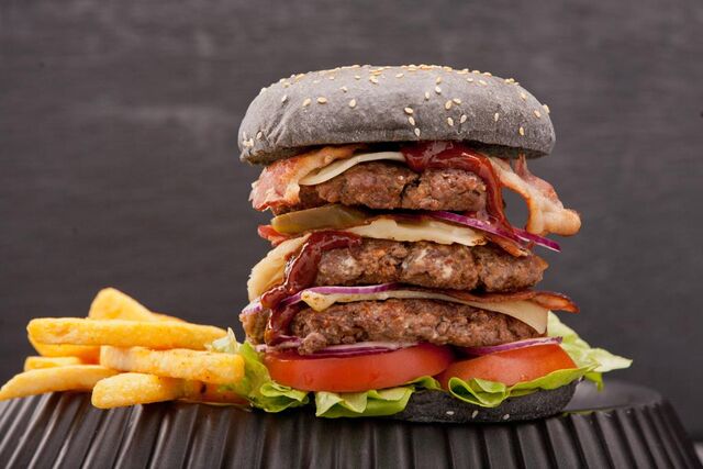 Wolkenkratzer: 3 Beef, 3 Käse, 3Bacon, Jalapenos und Haus Sauce 