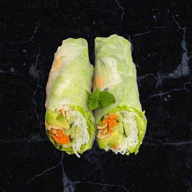 Rouleau de Printemps au Poulet ( vermicelle de riz, concombre, carotte, pouce de soja, salade et poulet ) 