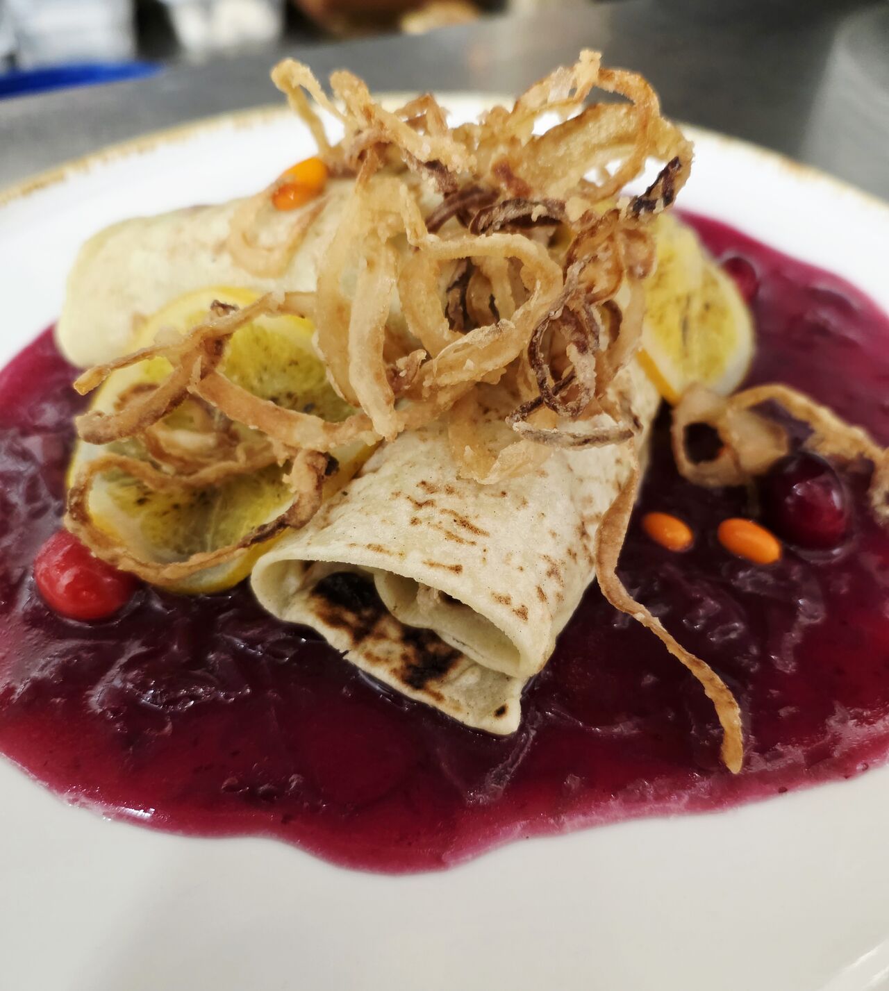 Plněná lokša husím masem, červené skořicové zelí