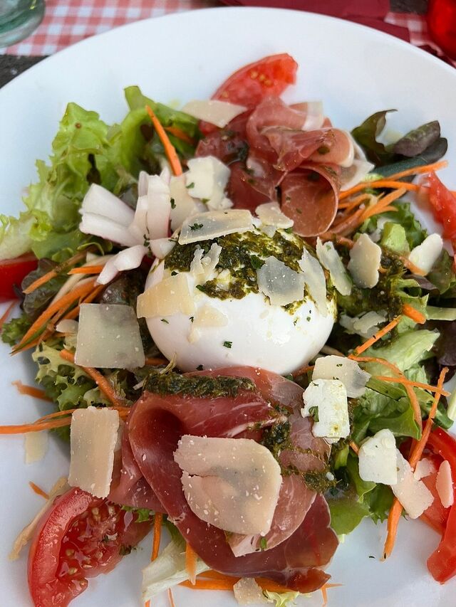 La salade Italienne (burrata, jambon serrano, copeaux de parmesan, pesto)