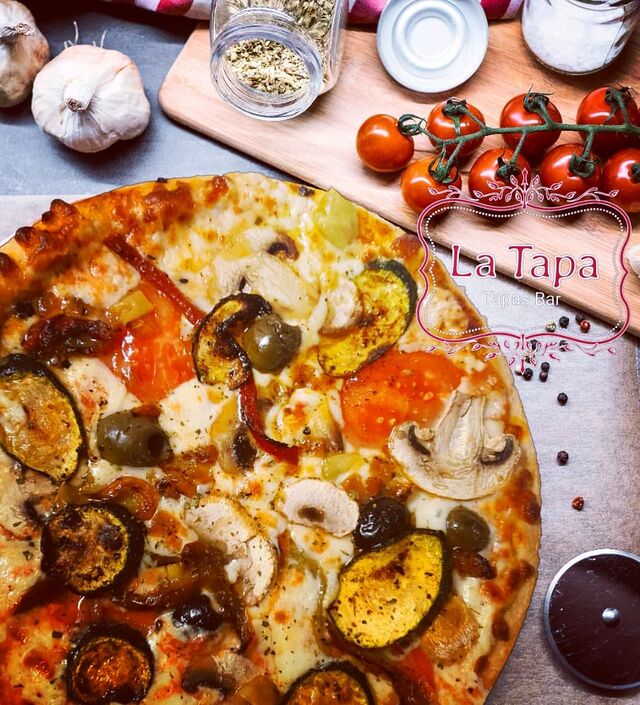 Veggie Pizza ? Hausgemachte Pizza mit gegrilltem Gemüse Champignon & Oliven