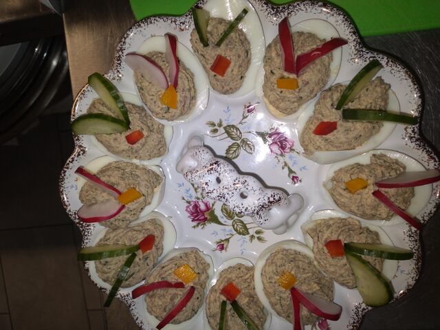 Jajka faszerowane pieczarkami.