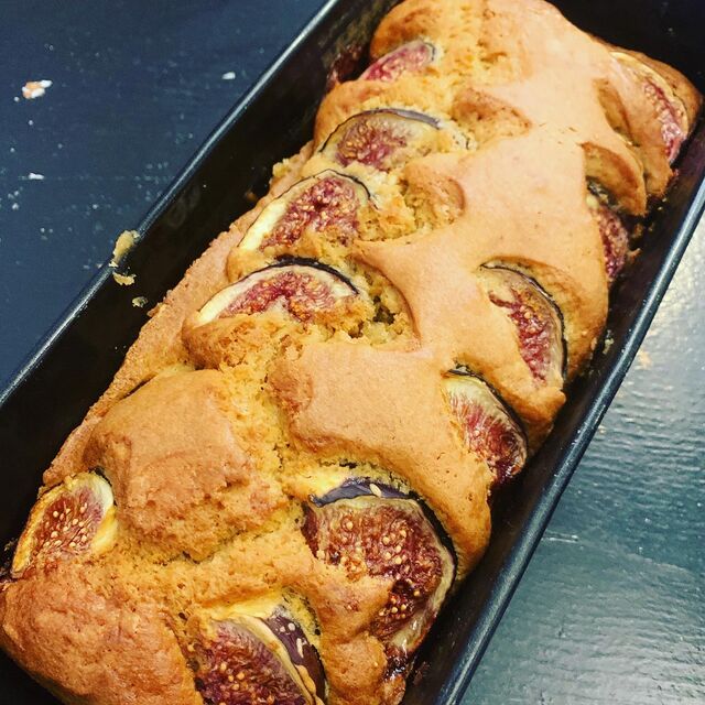 Cake aux Figues et filet de miel aux fleurs