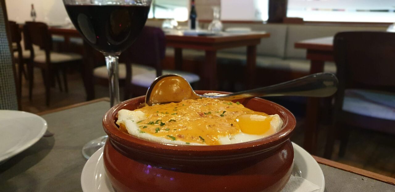 Huevos estrellados con una salsa de chorizo gallego
