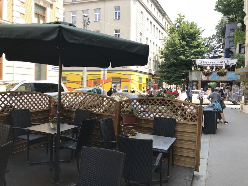 Gastgarten mit Hundertwasserhaus