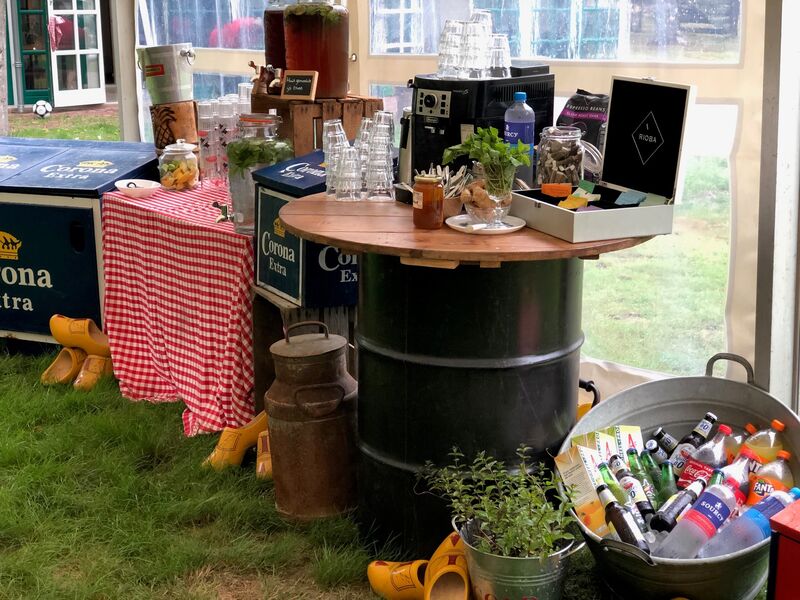 Dranken buffet bij een BBQ in de achtertuin