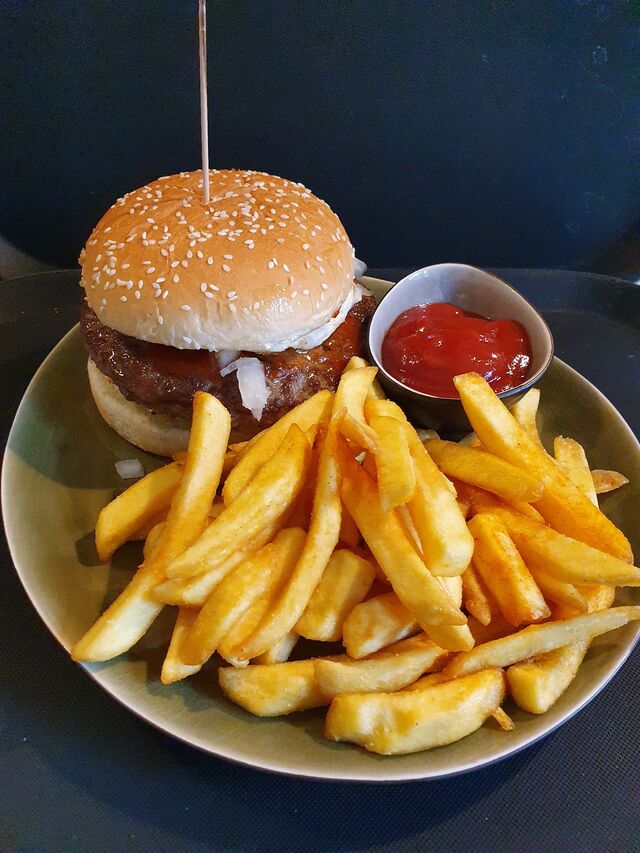 Hamburger mit Spiegelei, Pommes und Ketchup