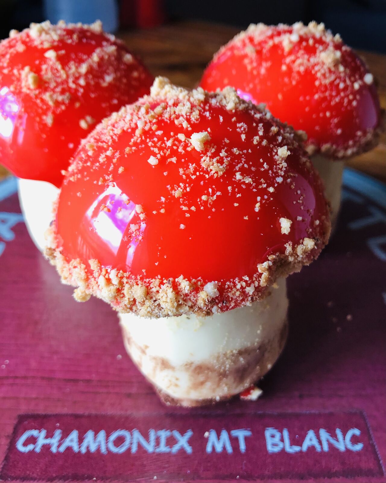 Trompe-l’œil champignon (vanille-framboise-fraise et chocolat blanc) 5€ pièce 