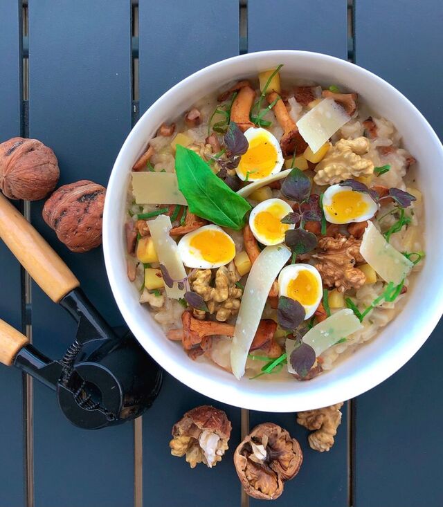 Risotto d'automne aux girolles, panais et noix fraîches, oeuf de caille mollet.