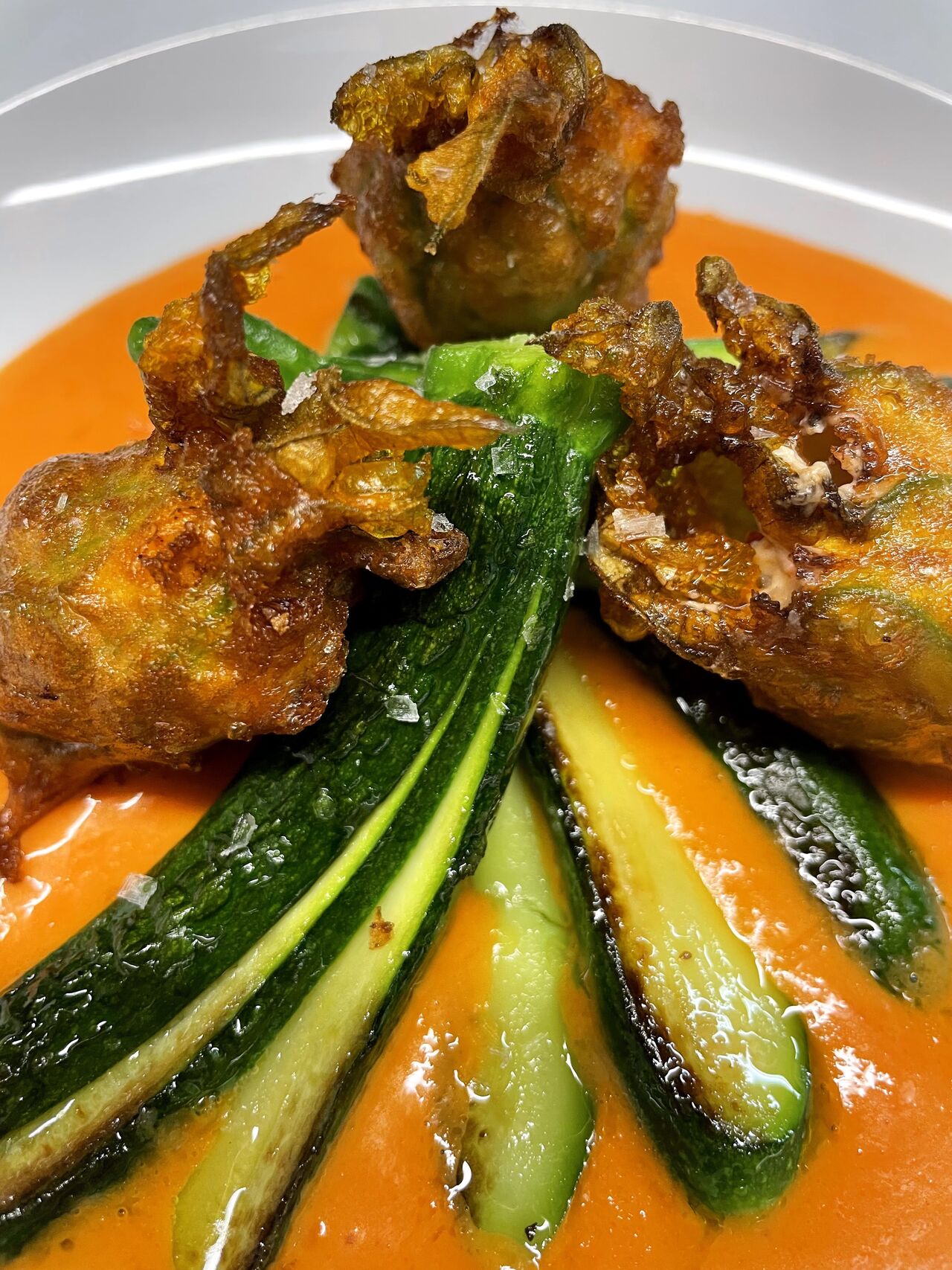 Flor de calabacín con sopa de tomate