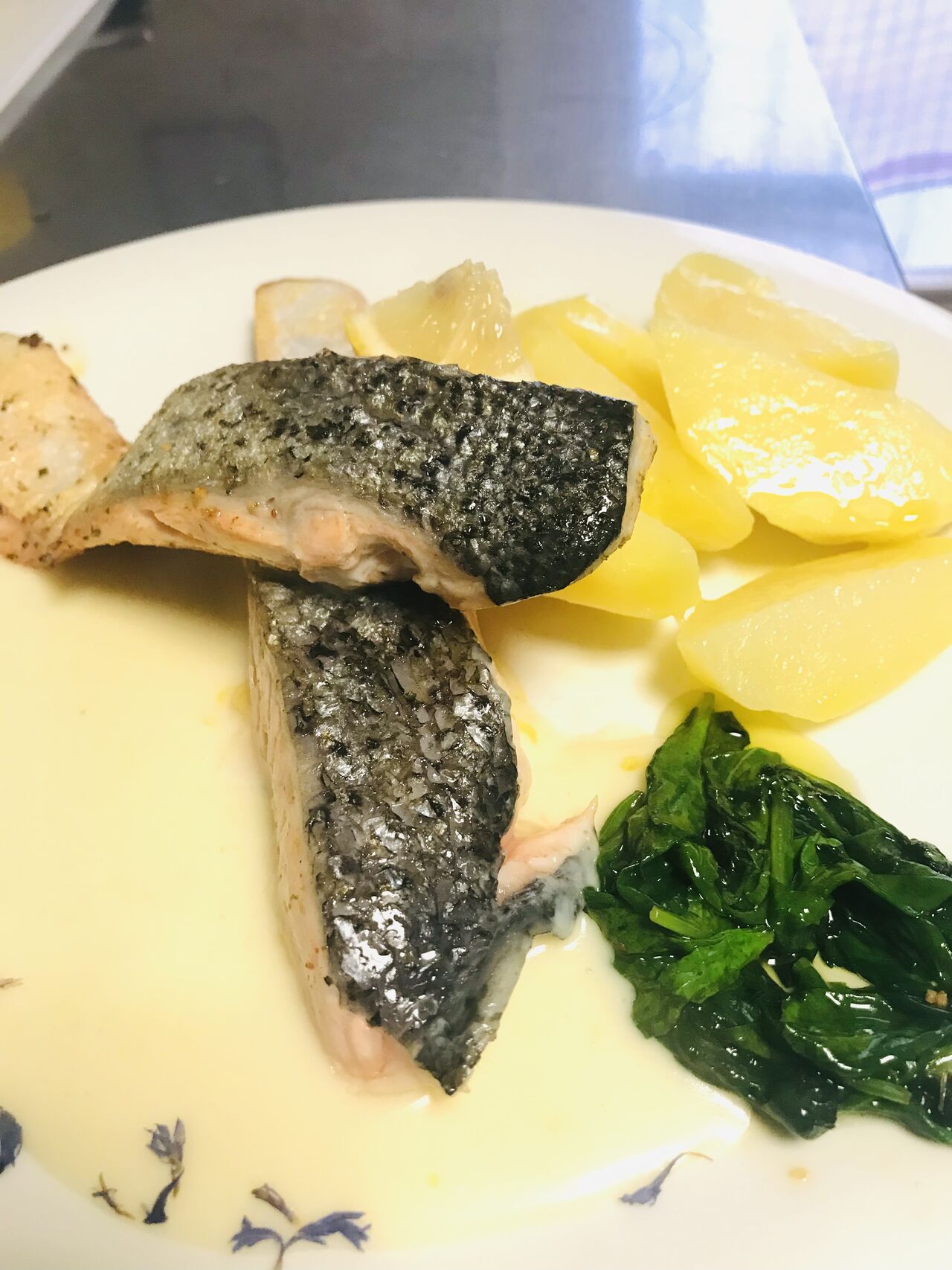 Losos so zemiakmi a špenátom