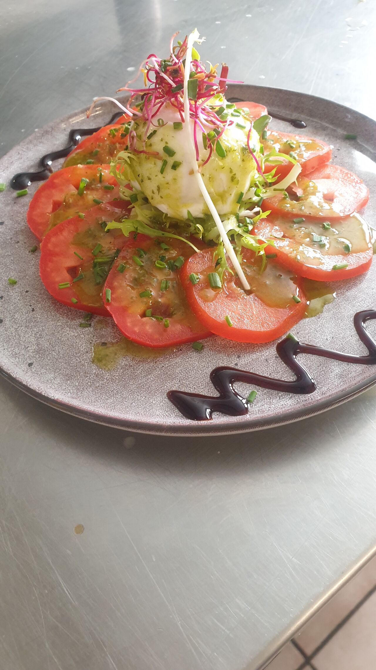 Notre Entrée tomate /mozzarella et vinaigrette au basilic