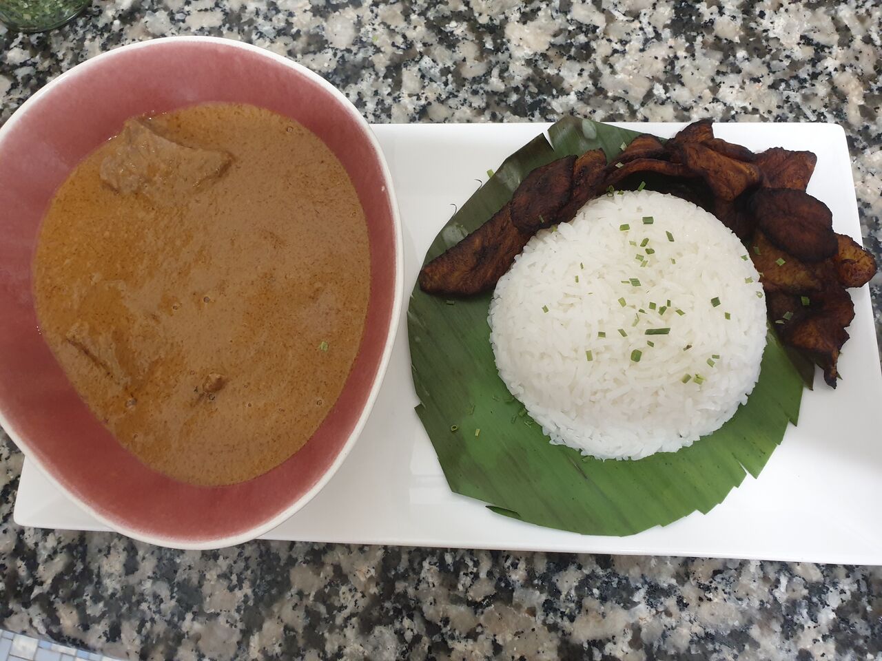 Maffe viande accompagné de riz parfumé et allocco