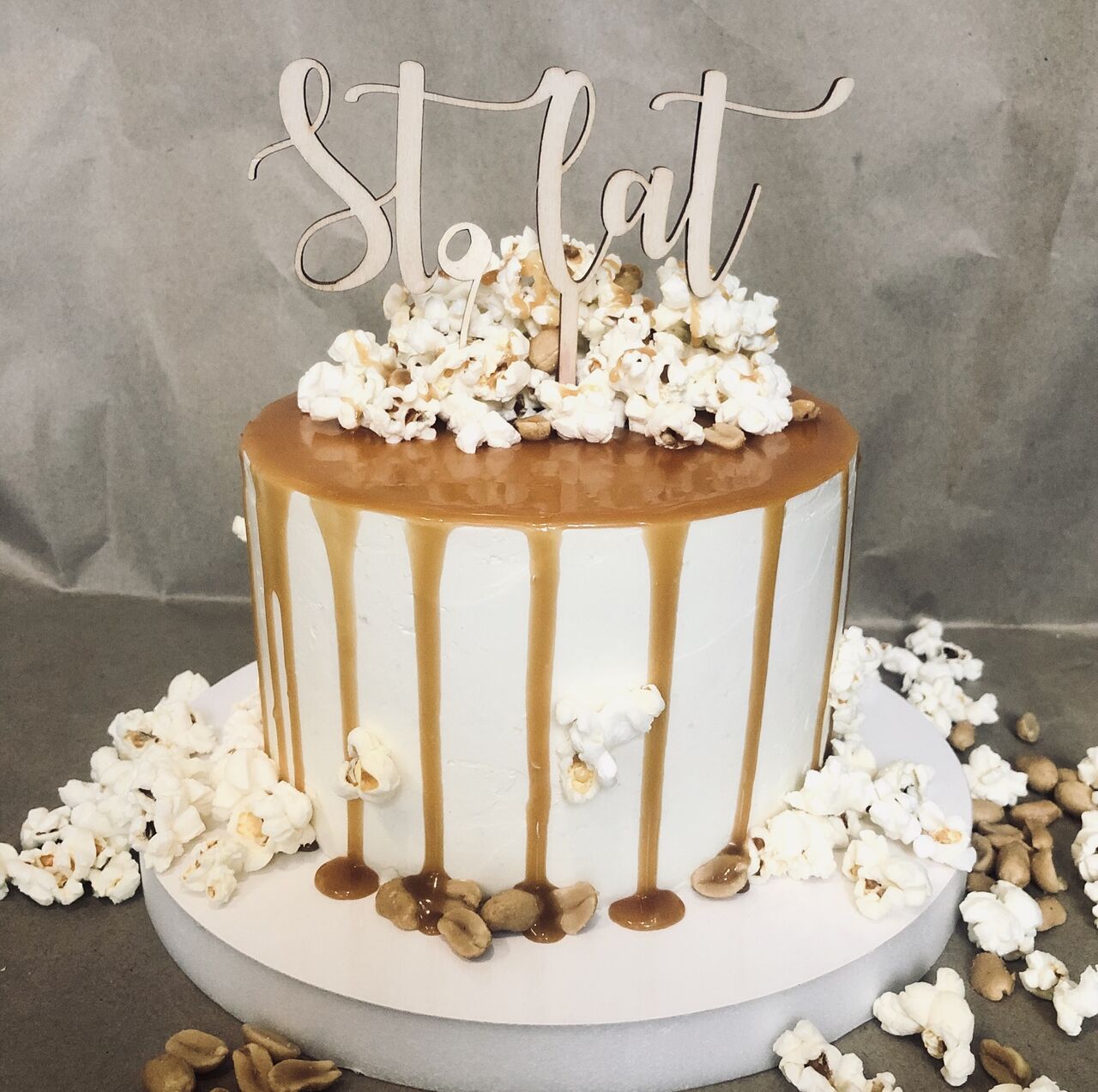 Torty okazjonalne - Popcorn - tort ozdobiony solonym karmelem, popcornem oraz topperem