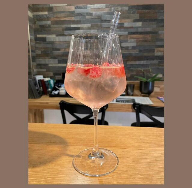 Auch nach der Arbeit sind wir für euch da. Zum Beispiel mit einem Wild Berry Lillet.