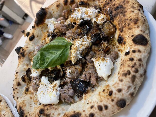 La LEGGERISSIMA: salsiccia, melanzane fritte, burrata e pan grattato tostato.