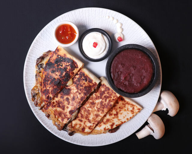 QUESADILLA ZACATECAS
(Queijo, cogumelos e tomate assado, acompanha purê de feijão e salsas).