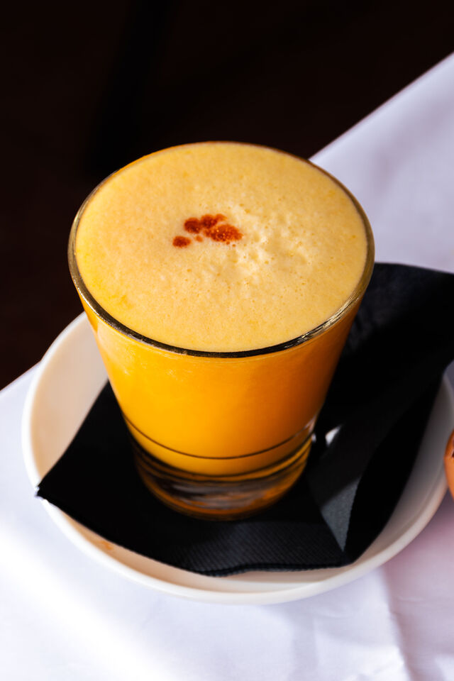 Maracuya Sour ( Pisco, fruta de la pasión y clara de huevo) 