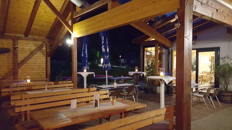 Der Gastgarten bei Nacht