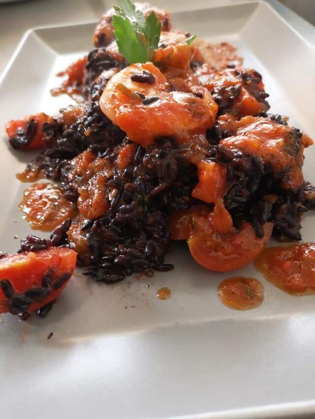 Risotto nero integrale con gamberoni al cognac 