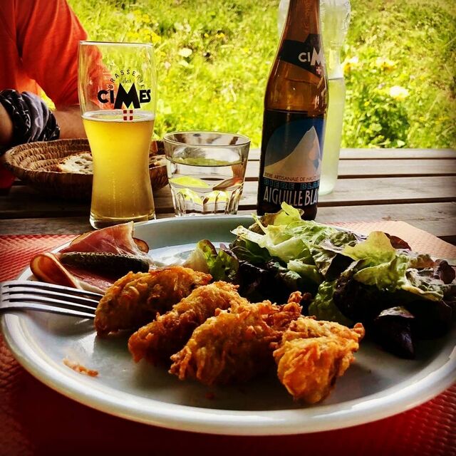 Menu Beignets (jambons de salaison, beignets de pomme de terre, salade) accompagné d'une bonne bière Brasserie des Cimes