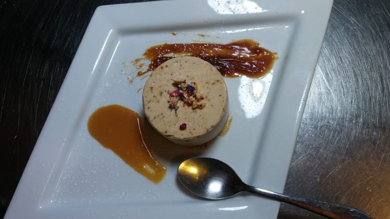 Semifreddo al pralinato di nocciola ai due caramelli 