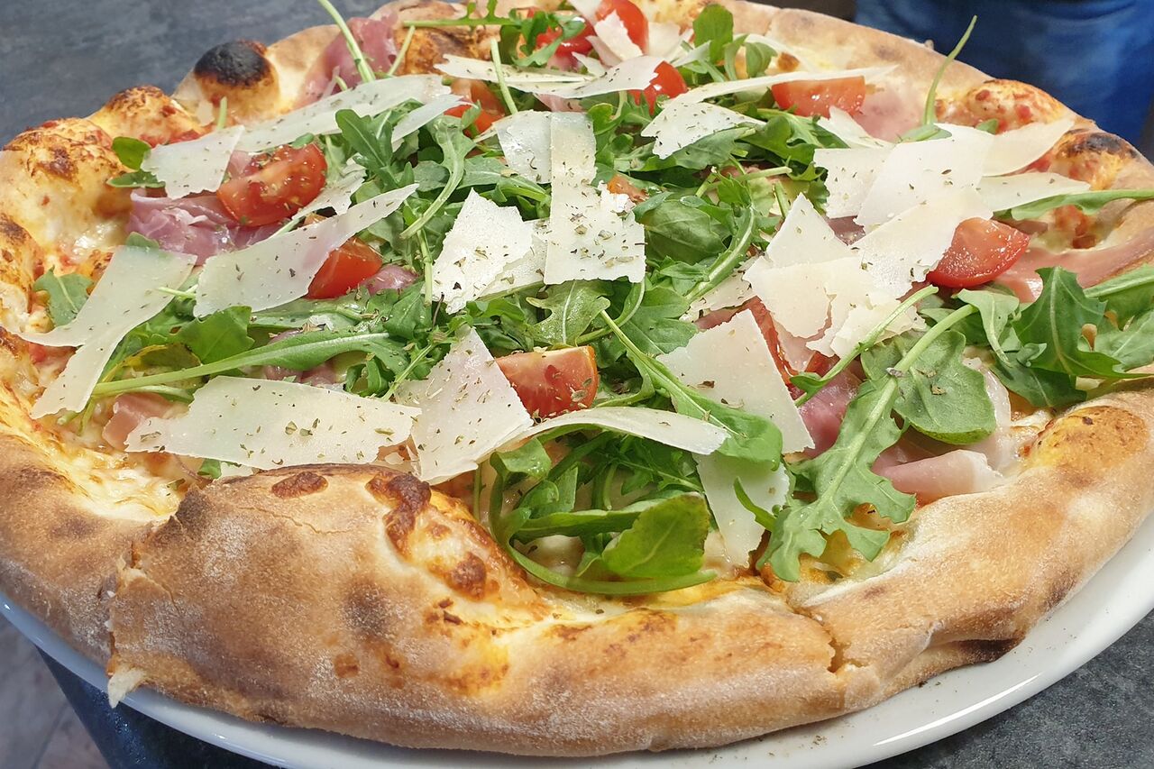 Pizza.. Taka jak powinna... z najlepszych składników.