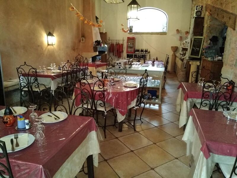 Salle intérieure avec cheminée 