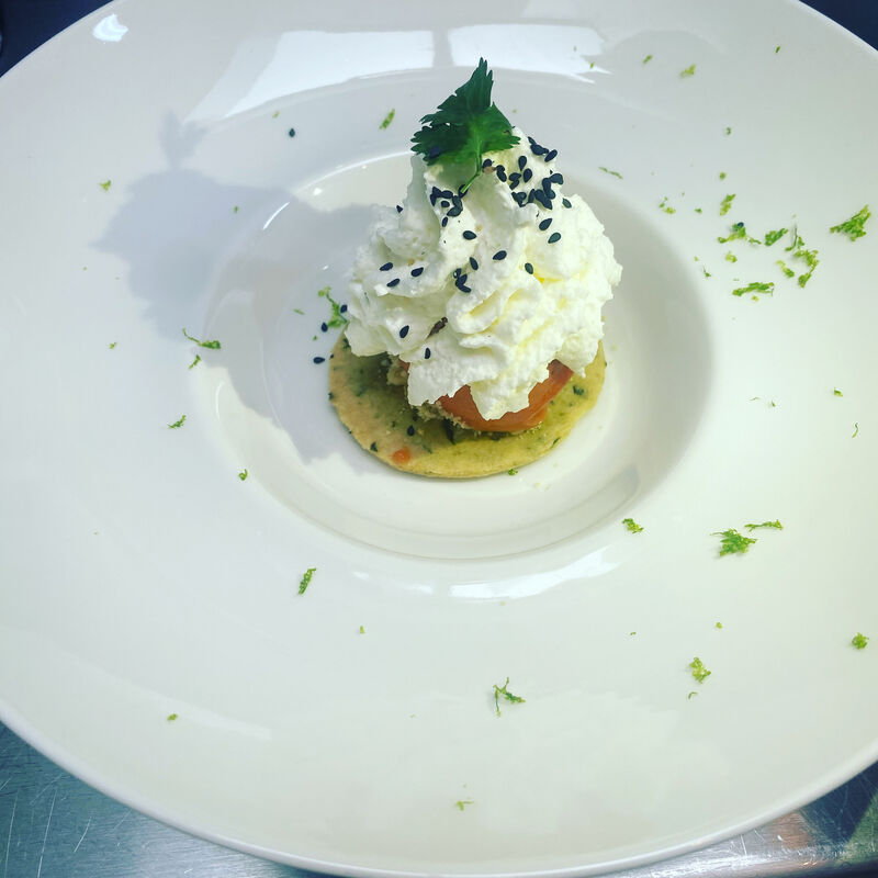 sablé au basilic, sorbet tomate et son espuma de mozzarella
