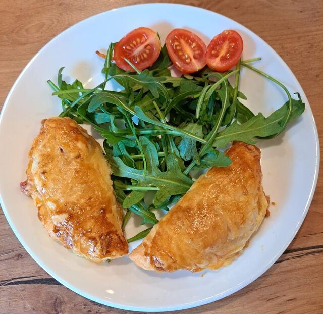 Gefüllte Blätterteigtaschen – Goldbraun, zart & aromatisch