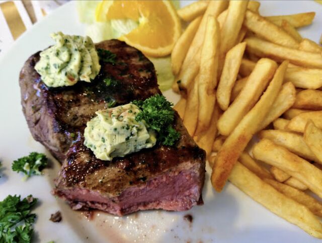 STEAK MIT KRÄUTERBUTTER UND BEILAGE
