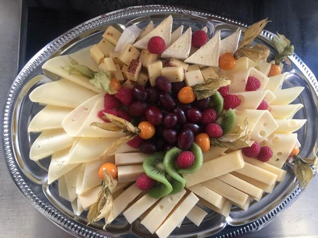 Gerne bereiten wir Ihnen für Ihr Event diverse Wust- und Käseplatten zu