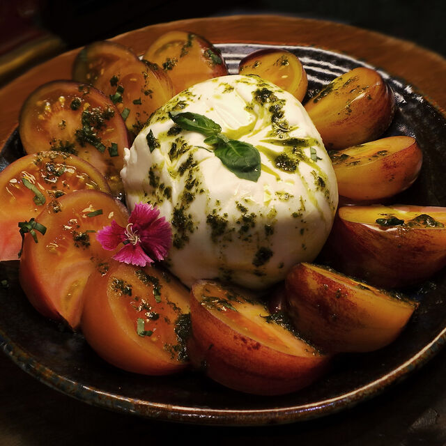 Burrata con tomate raf azul y aceite con albahaca fresca
