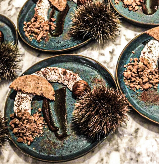 • PALET D'AUTOMNE •
Une mousse de châtaigne surmontée d'un palet breton accompagnée d'une crème de marron et d'un marron glacé.