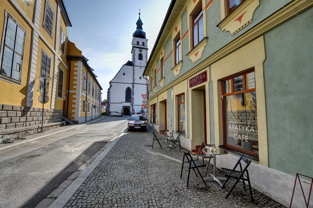 Najdete nás cestou z náměstí ke kostelu