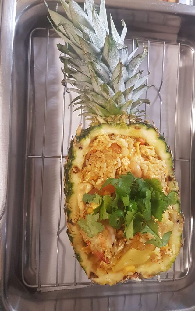 Riz sauté ananas au curry / noix de cajou , poulet ou crevettes ( servi dans un ananas complet ) Sur Cde
